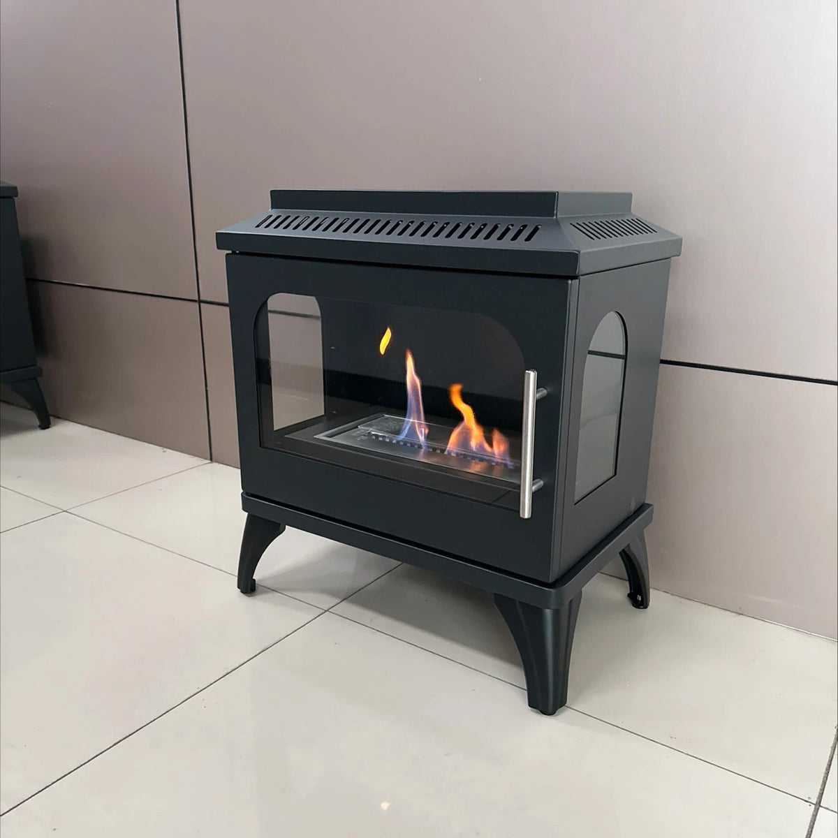 Atlanta Single bioethanol stove with lit flame in a real interior setting