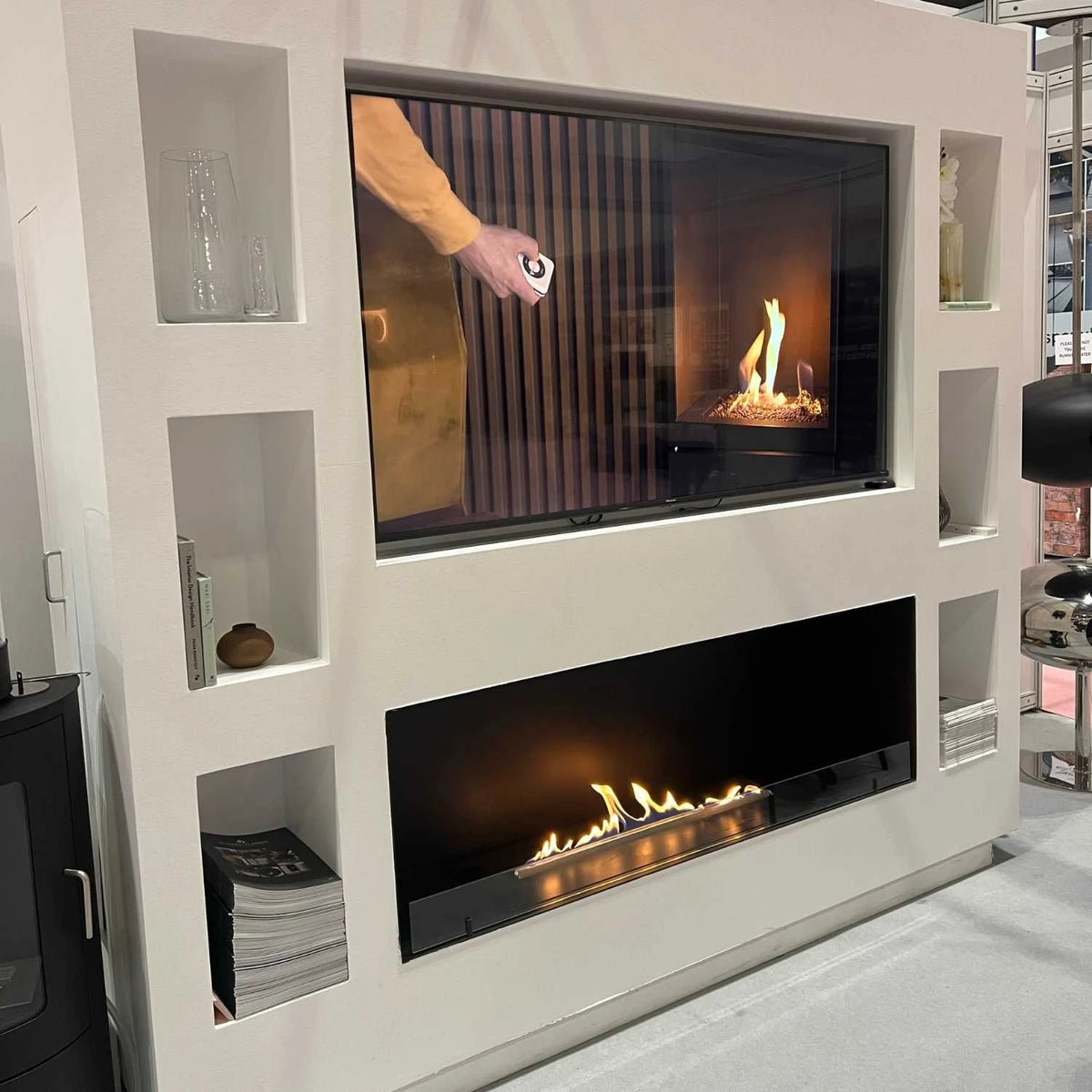 Foco One 1500 bioethanol fireplace installed beneath a TV