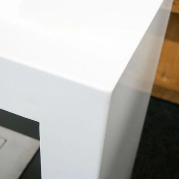 Close-up of the white corner frame construction of the Lansing XL bioethanol fireplace