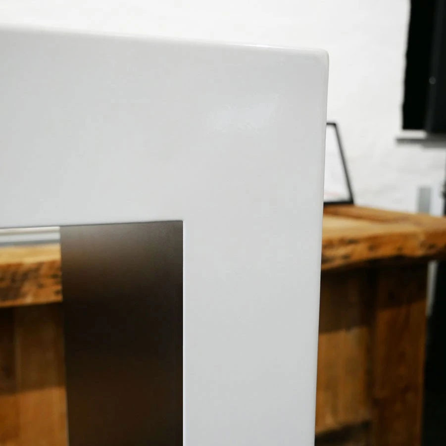 Close-up of the white corner frame edge of the Lansing XL bioethanol fireplace